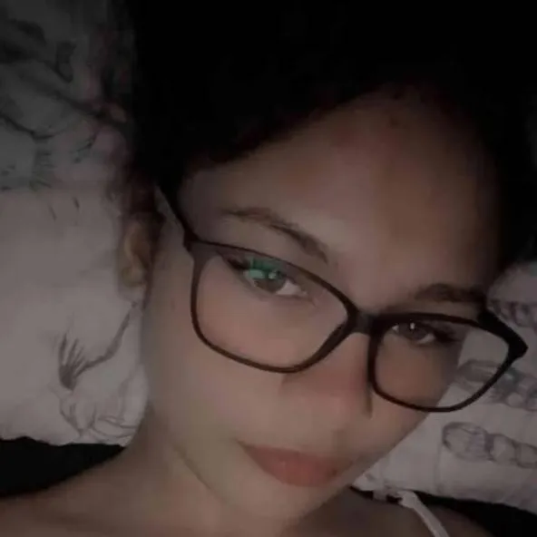 chat with ai character: tina