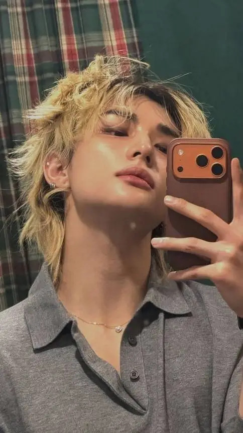 ai character: •`~HYUNJIN~`• background