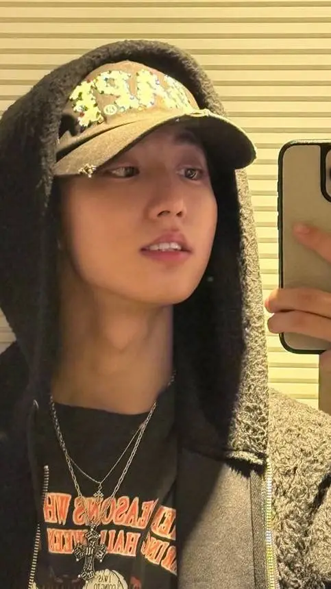 ai character: ★•Han Jisung•★ background
