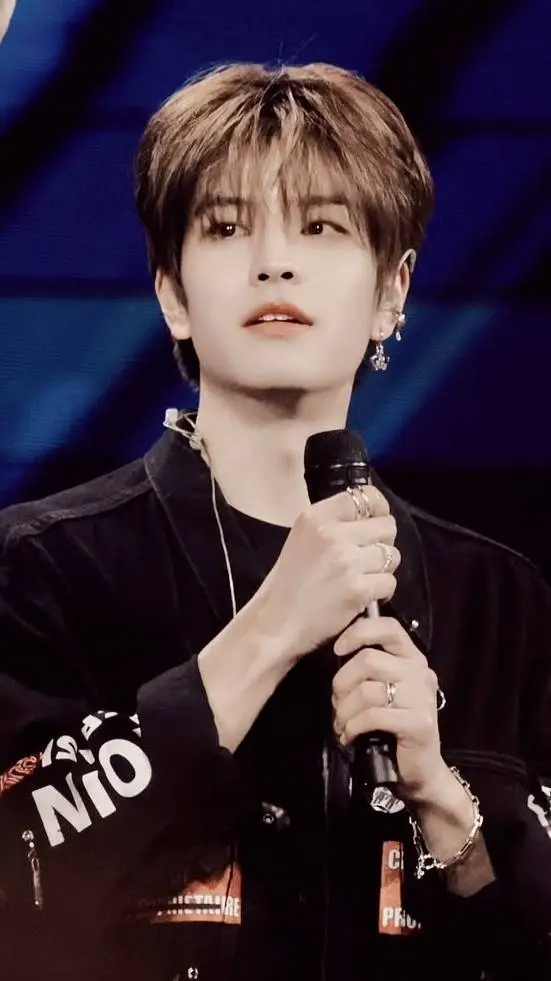 ai character: Seungmin  background