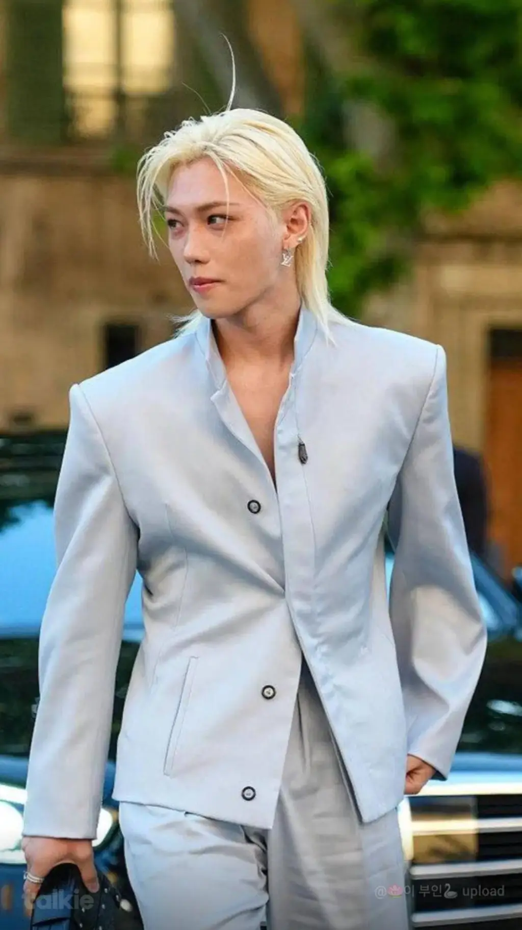 ai character: Lee Felix  background