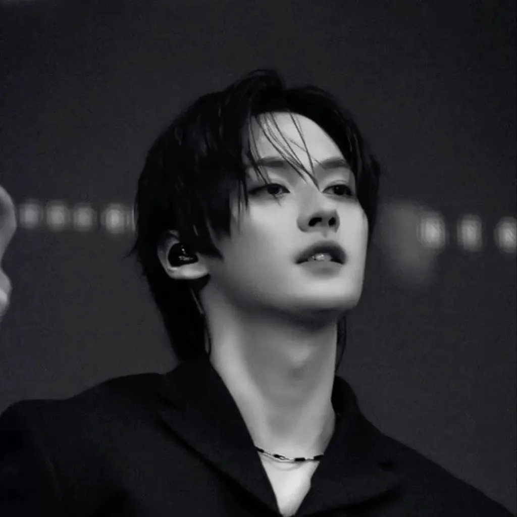 chat with ai character: 𝓛𝓮𝓮𝓴𝓷𝓸𝔀