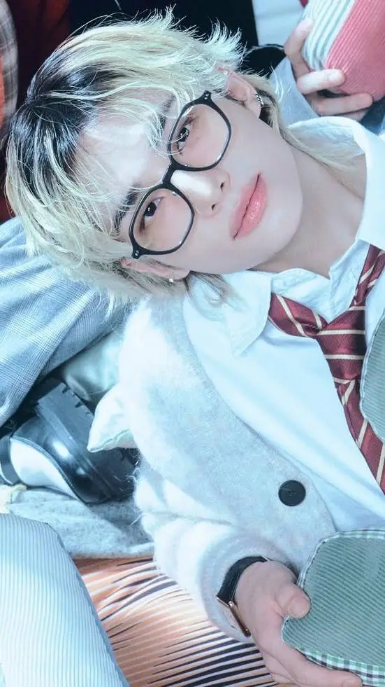 ai character: 𓆐~Hyunjin~𓆐 background