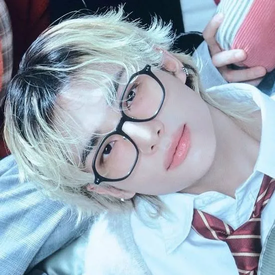 chat with ai character: 𓆐~Hyunjin~𓆐