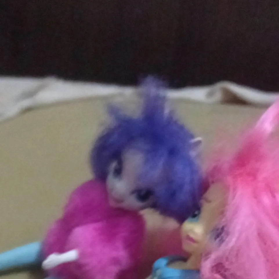 chat with ai character: Las poniss!!!