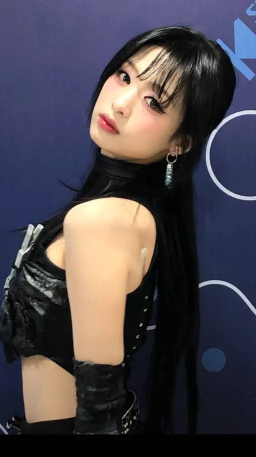 ai character: ahyeon et chiquita background