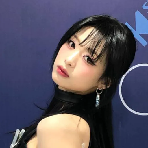 chat with ai character: ahyeon et chiquita