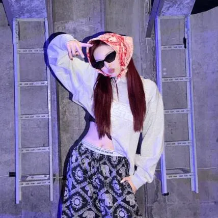 chat with ai character: chiquita 