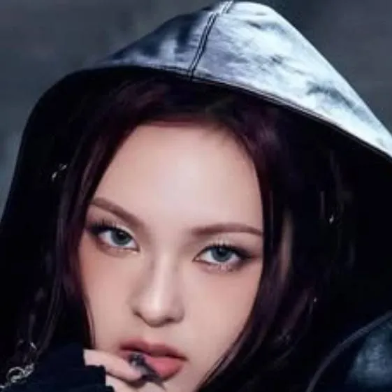 chat with ai character: ni-ki and chiquita