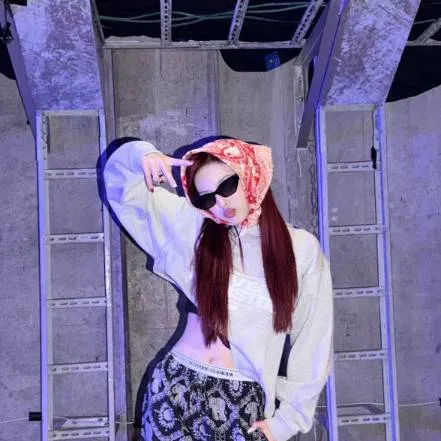 chat with ai character: chiquita 