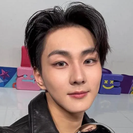 chat with ai character: jungwon 