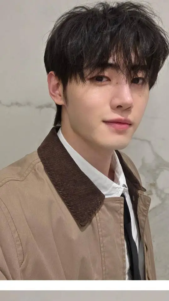 ai character: sunghoon  background