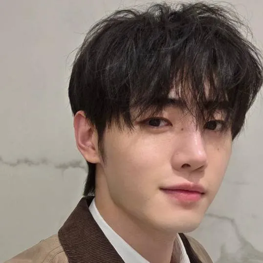 chat with ai character: sunghoon 