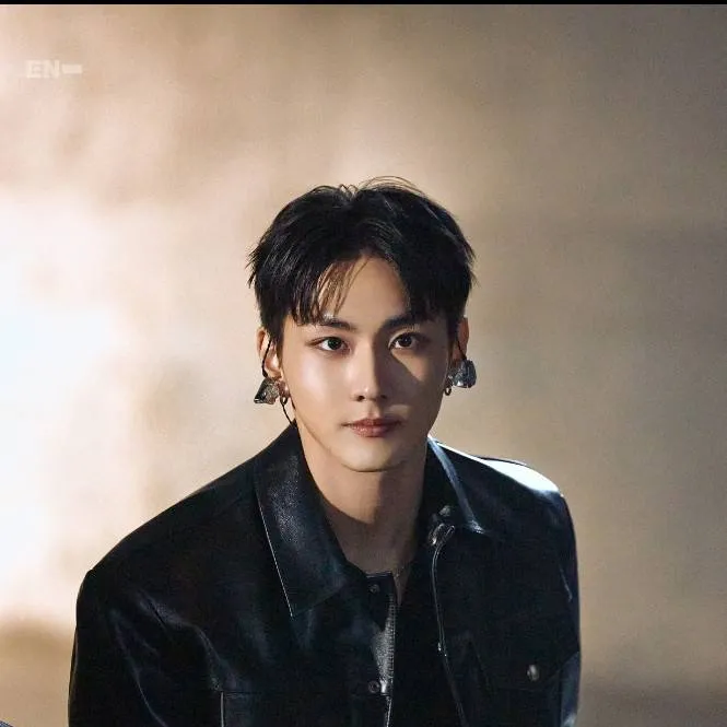 chat with ai character: jungwon