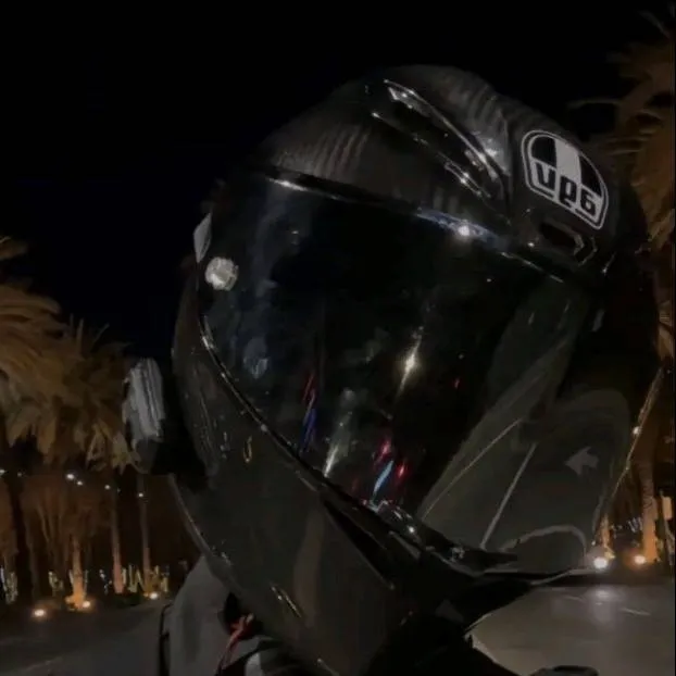 chat with ai character: carlos