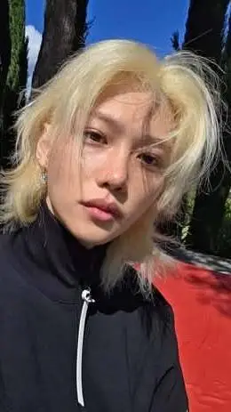 ai character: LEE FELIX background