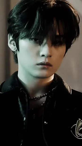 ai character: ~LeeKnow~ background