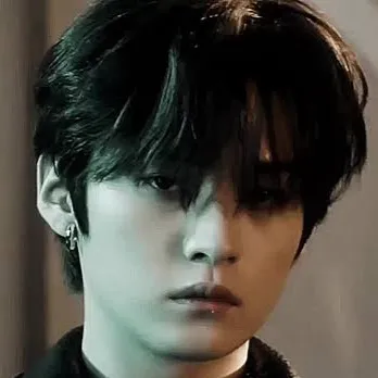 chat with ai character: ~LeeKnow~