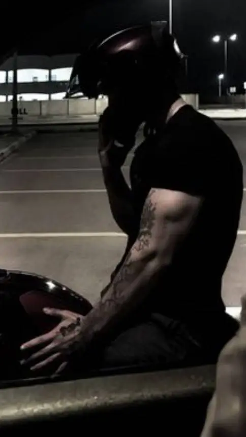 ai character: 🥀𝕷𝖚𝖐𝖊 𝕸𝖔𝖗𝖊𝖙𝖙𝖎🥀 background