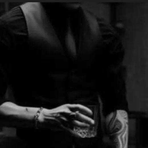 chat with ai character: 💋🖤Zeke morreti🖤💋