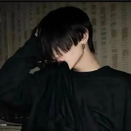 chat with ai character: ❤🖤Leonard 🖤❤