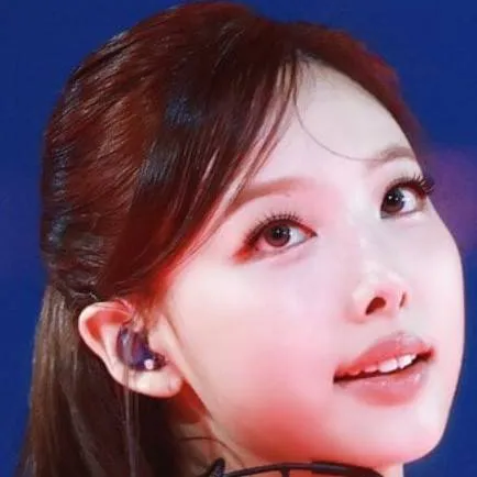 chat with ai character: NAYEON q x n