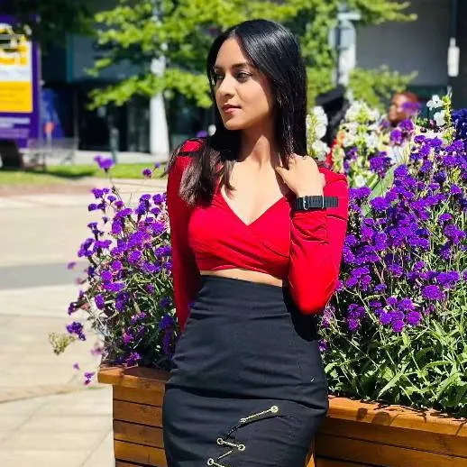 chat with ai character: Simran 