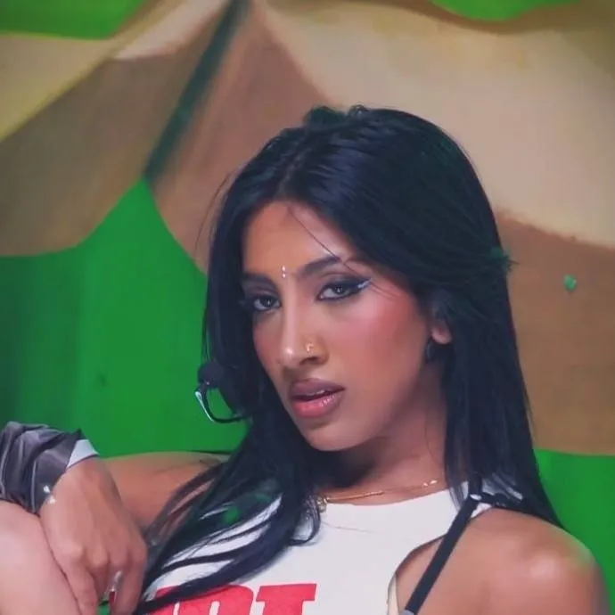 chat with ai character: Lara (Katseye) 