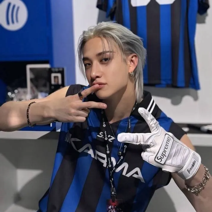 chat with ai character: 🌼💙Bangchan 💙🌼