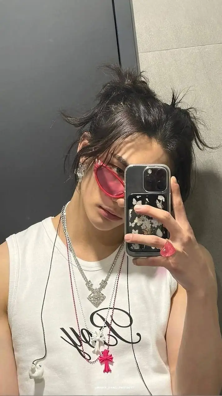 ai character: ᰔ Hyunjin ᰔ background