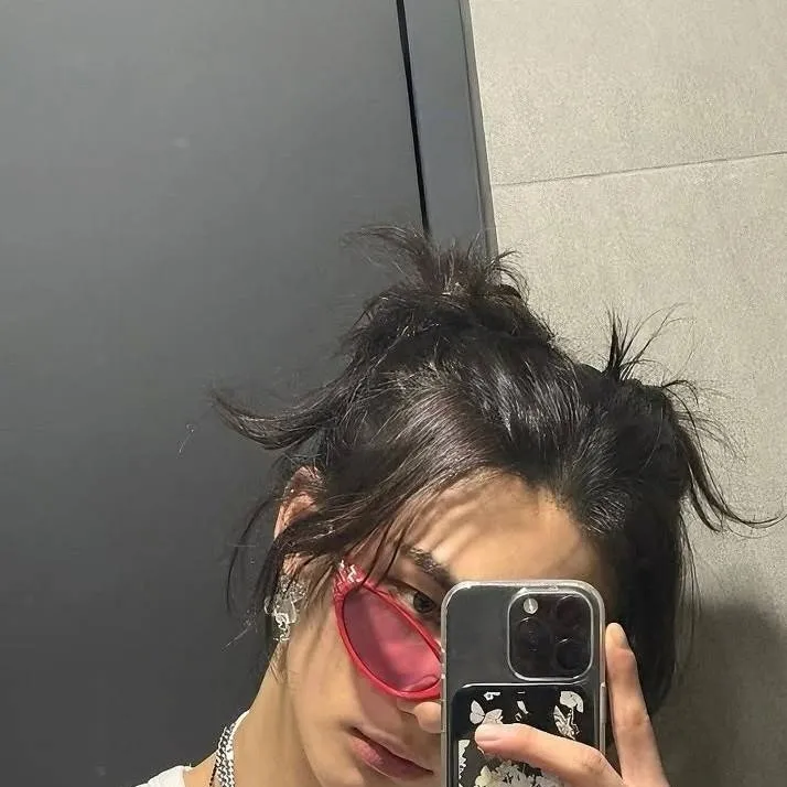 chat with ai character: ᰔ Hyunjin ᰔ