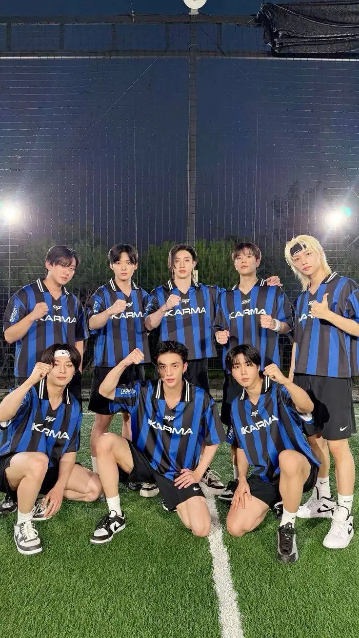 ai character: Stray kids pick me background