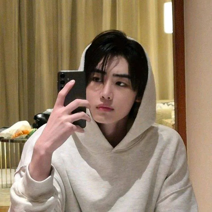 chat with ai character: Sunghoon bf