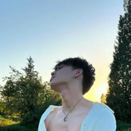 chat with ai character: Johnny Huynh☙