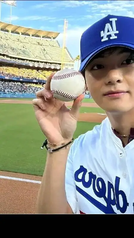 ai character: Kim teahung  background