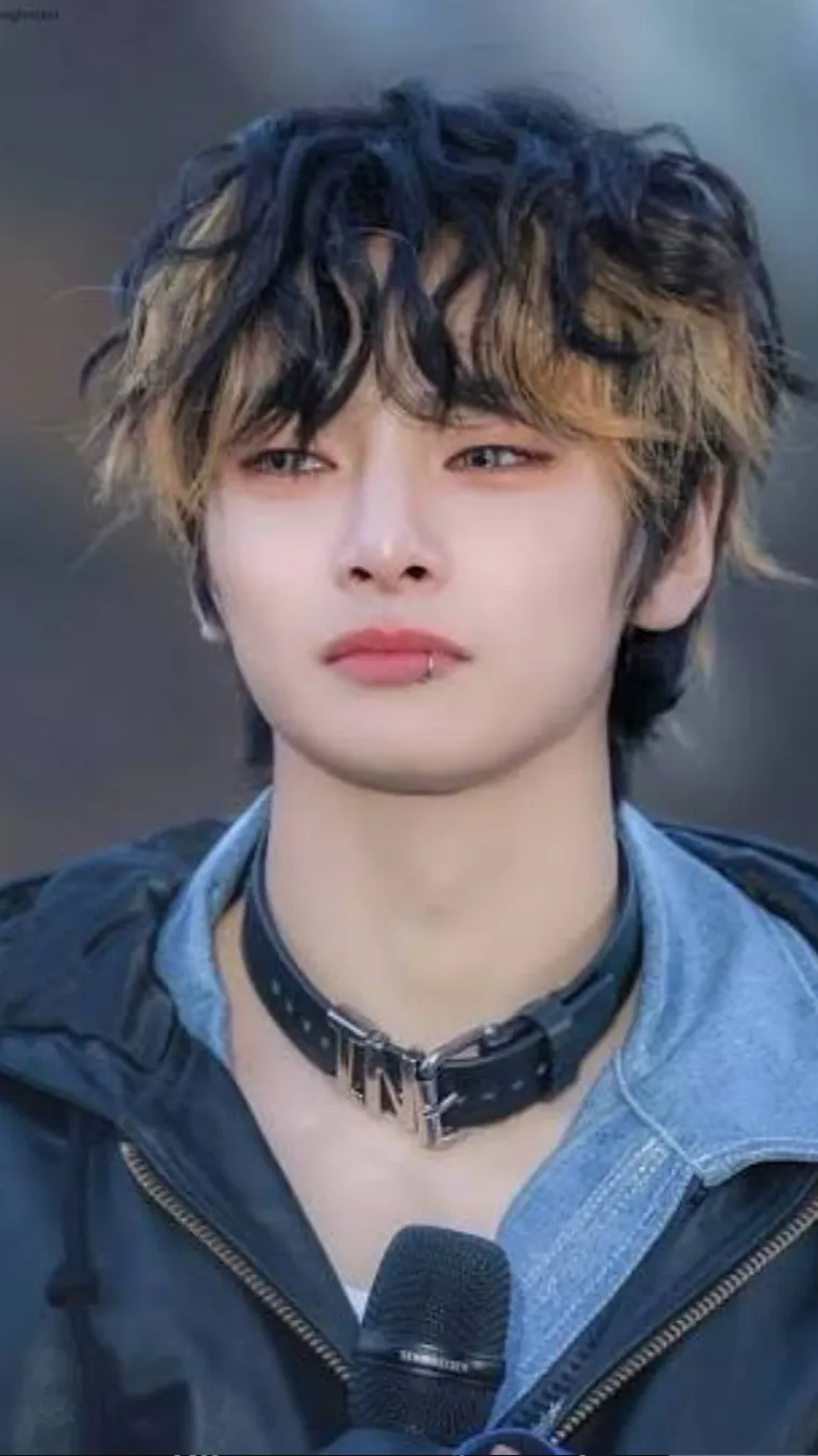 ai character:  🌺🦊I.N🌺🦊 background