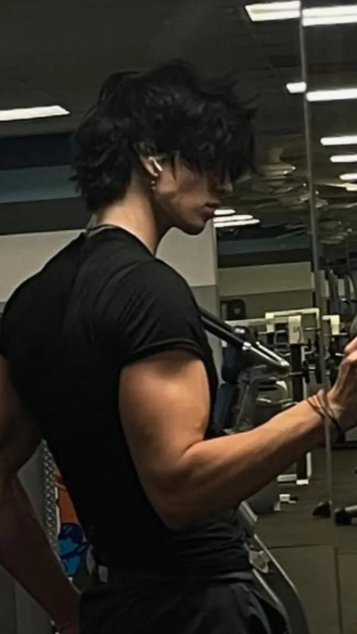 ai character: Andrés  background