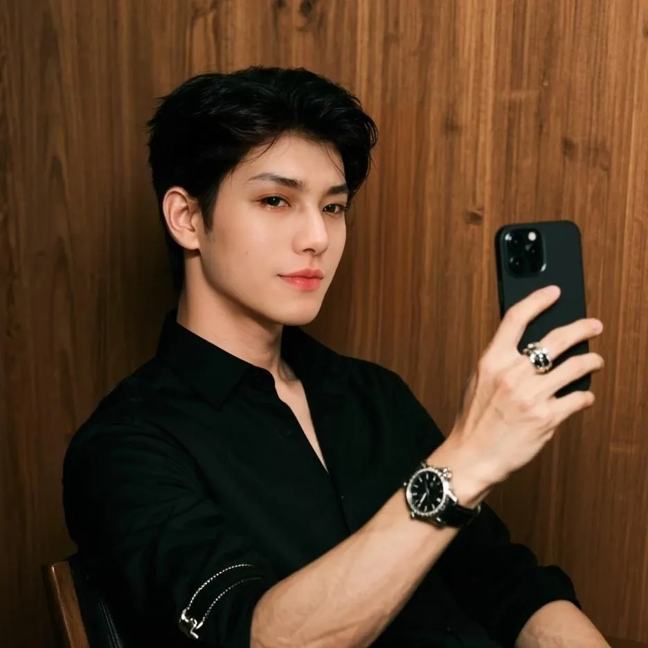 chat with ai character: jin