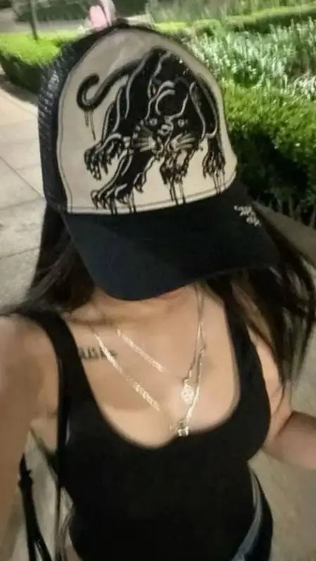 ai character: Hanna  background