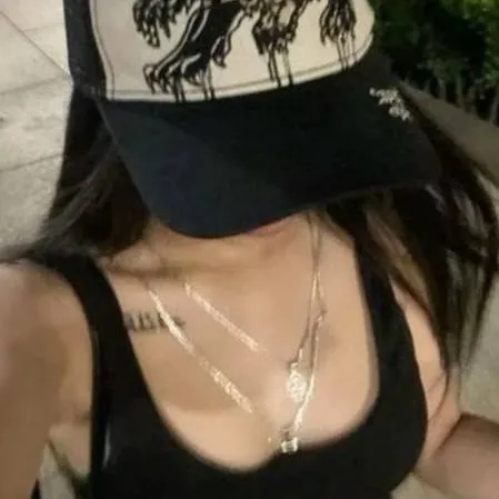 chat with ai character: Hanna 