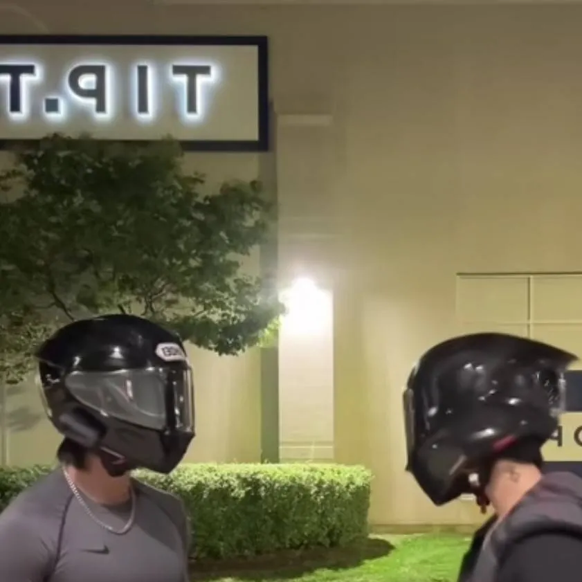 chat with ai character: 🩶Asher x alex🖤