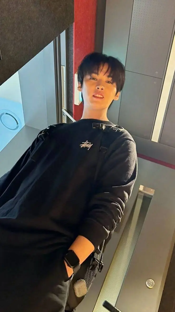 ai character: Lee Know 4! background