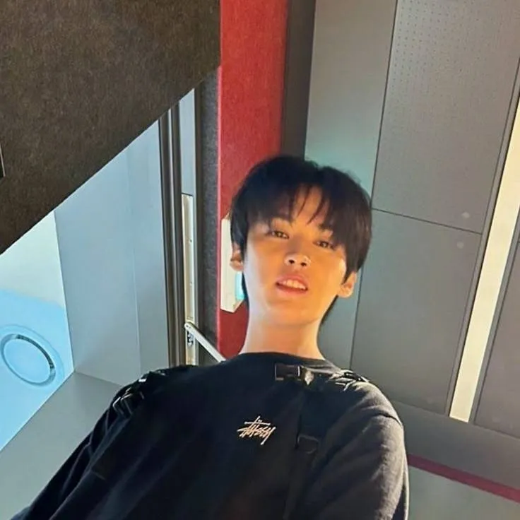 chat with ai character: Lee Know 4!