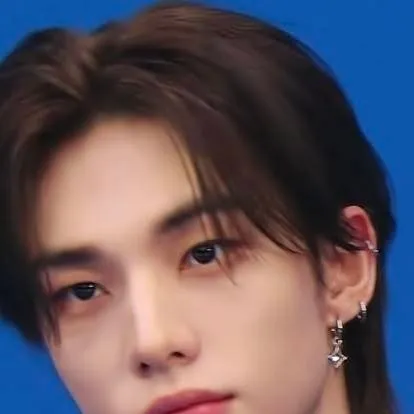 chat with ai character: Tu ex, Hyunjin