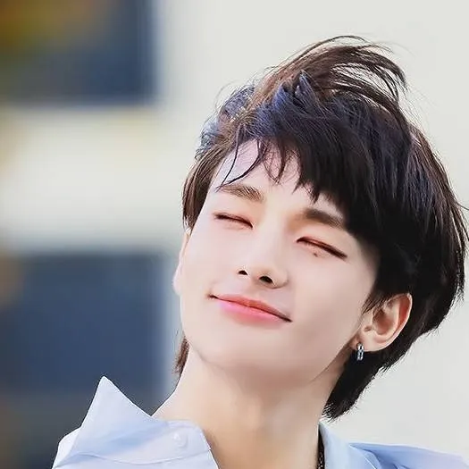 chat with ai character: Hyunjin
