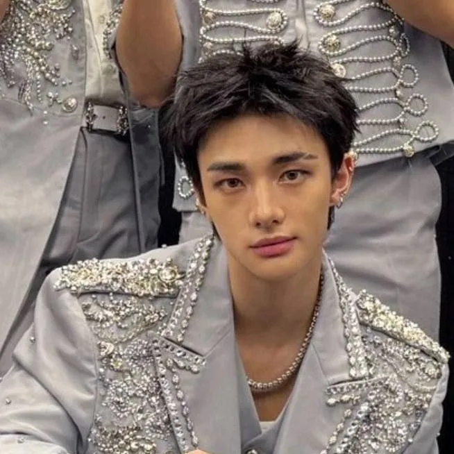 chat with ai character: Hyunjin 