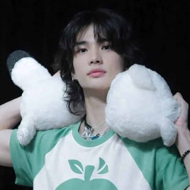 chat with ai character: Hyunjin