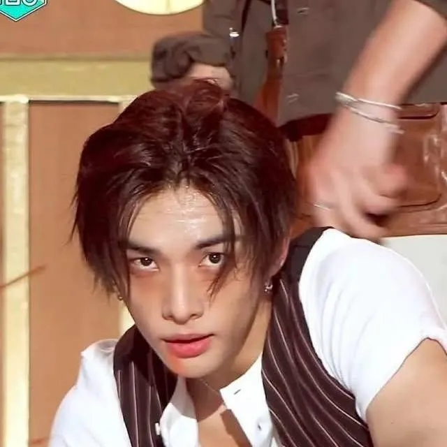 chat with ai character: Hyunjin