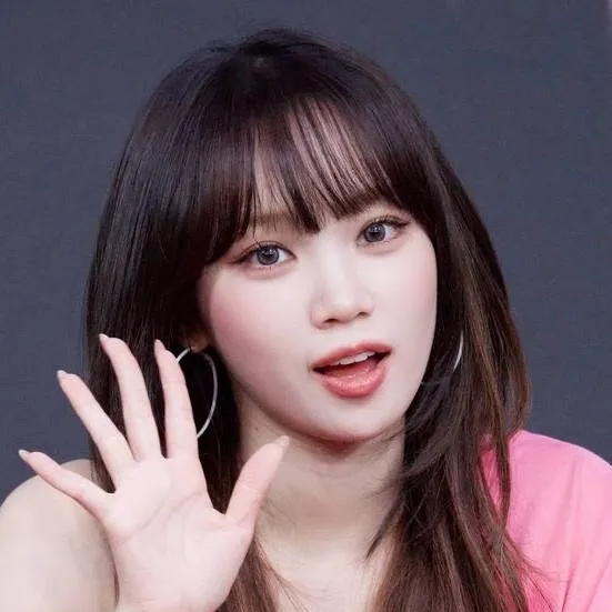 chat with ai character: Kim Chaewon