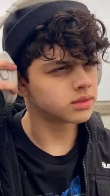 ai character: Ray 😘 background